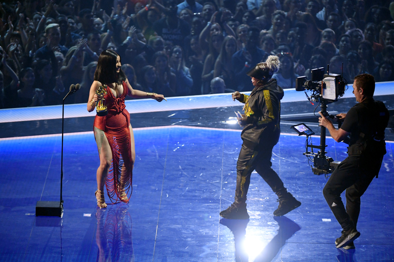 Illustration for article titled Technicolor Sparkles and Flamboyant Energy Dominated the MTV VMAs Red Carpet